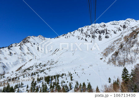 富山_立山ロープウェイと大観峰の雪景色絶景 106713430