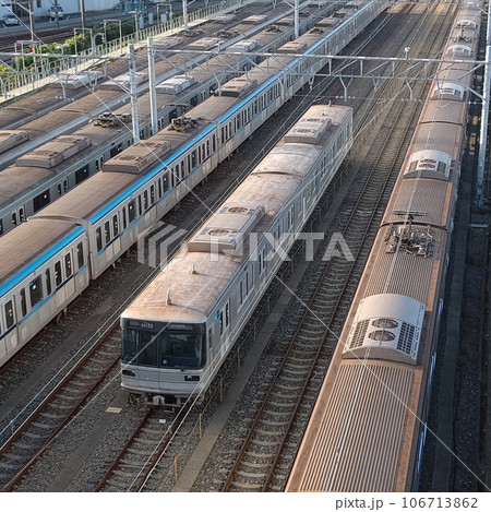 車庫の電車 106713862