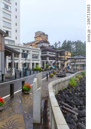 群馬草津温泉_湯気あがる湯畑の絶景 106713983