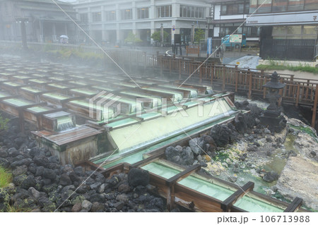 群馬草津温泉_湯気あがる湯畑の絶景 群馬草津温泉_湯気あがる湯畑の絶景 106713988
