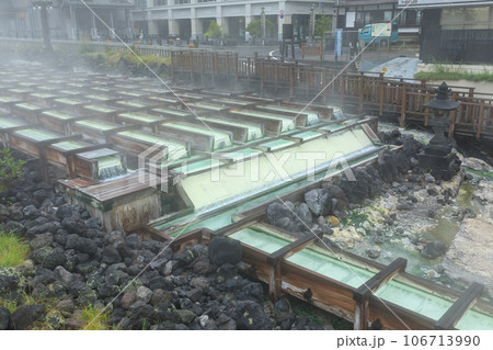 群馬草津温泉_湯気あがる湯畑の絶景 106713990