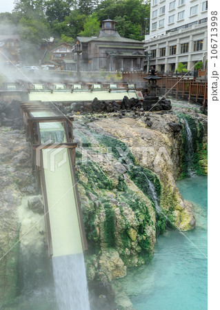 群馬草津温泉_湯気あがる湯畑の絶景 106713998