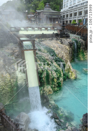 群馬草津温泉_湯気あがる湯畑の絶景 106713999