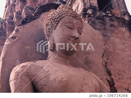 スィー・サッチャナラーイのワット・プラ・スィーラタナ・マハタート　やさしい微笑のお釈迦様 106714268