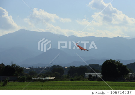 鳥追いカイトと田んぼと山と雲と青空のある夏の風景 鳥追いカイトと田んぼと山と雲と青空のある夏の風景 106714337