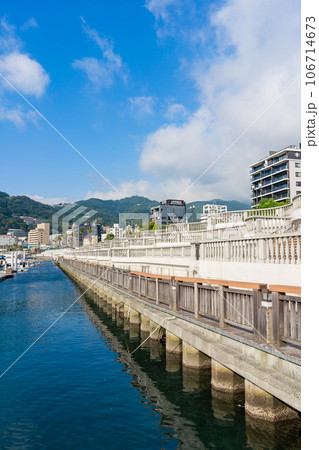 朝の熱海の風景　ヨットハーバーとスカイデッキ 106714673