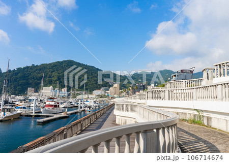 朝の熱海の風景 ヨットハーバーとスカイデッキ 朝の熱海の風景 ヨットハーバーとスカイデッキ 106714674