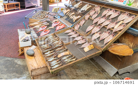 静岡県　熱海の魚屋の店先に並んだ干物 106714691