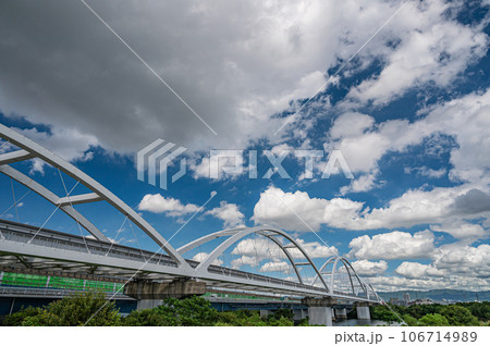 淀川に架かる大阪モノレールの鉄橋 106714989