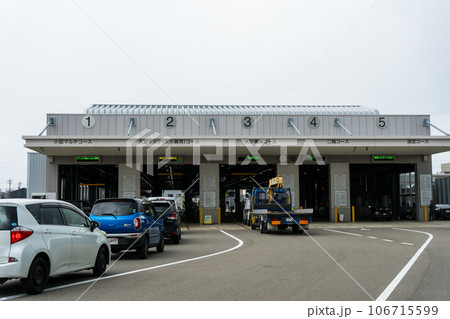 車検を受ける自動車の列｜車検イメージ｜車検レーン｜陸運局｜運輸局 106715599