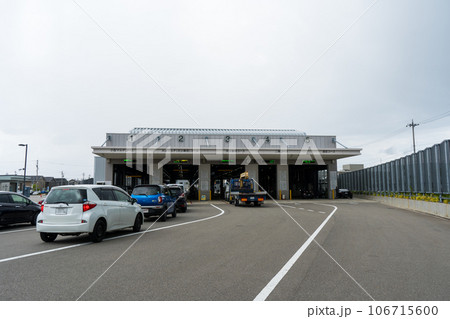 車検を受ける自動車の列｜車検イメージ｜車検レーン｜陸運局｜運輸局 106715600