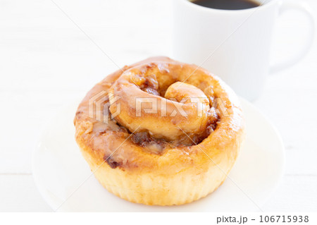 美味しいシナモンアップルロールとコーヒー 106715938
