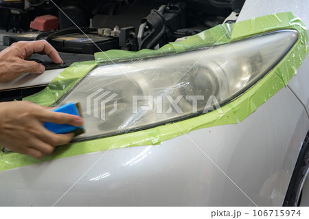老朽化した中古車の黄ばんで汚れたヘッドライトを磨く様子|車検での光量確保|メンテナンスイメージ 老朽化した中古車の黄ばんで汚れたヘッドライトを磨く様子|車検での光量確保|メンテナンスイメージ 106715974