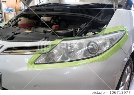 老朽化した中古車の黄ばんで汚れたヘッドライトを磨く様子｜車検での光量確保｜メンテナンスイメージ 106715977