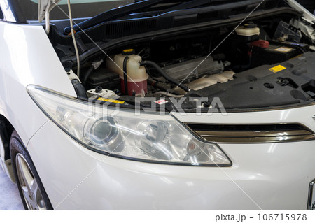老朽化した中古車の黄ばんで汚れたヘッドライトを磨く様子｜車検での光量確保｜メンテナンスイメージ 106715978