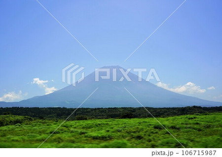 世界文化遺産・日本一の富士山・静岡県朝霧高原 106715987