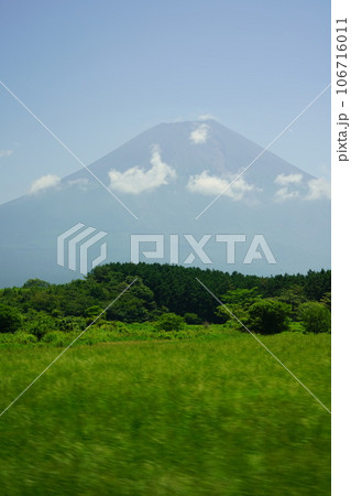 世界文化遺産・日本一の富士山・静岡県朝霧高原 106716011