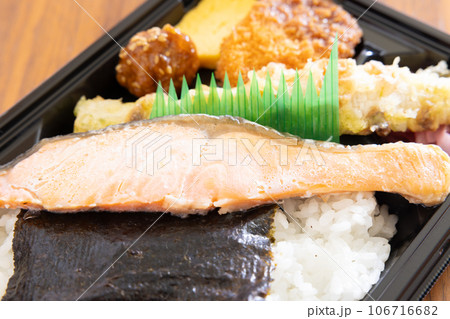 美味しい海苔鮭弁当 106716682