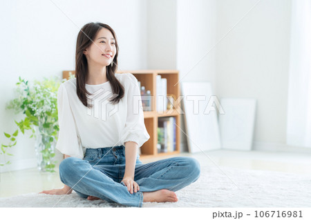 リビングでくつろぐ若い女性 リビングでくつろぐ若い女性 106716981