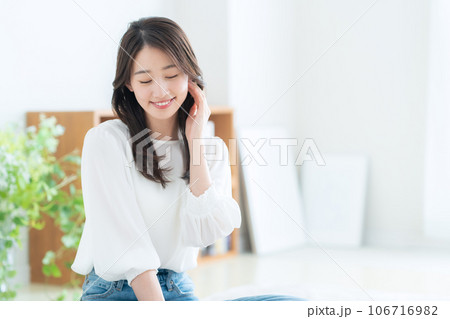リビングでスキンケアをする若い女性 106716982