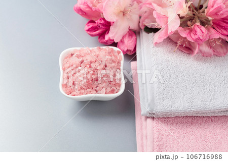 Spa composition with pink Himalayan salt. Spa composition with pink Himalayan salt. 106716988