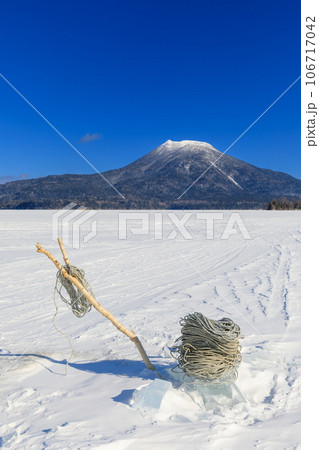 北海道_真冬の阿寒湖と雄阿寒岳の風景 北海道_真冬の阿寒湖と雄阿寒岳の風景 106717042