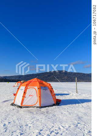 北海道_真冬の阿寒湖と雄阿寒岳の風景 北海道_真冬の阿寒湖と雄阿寒岳の風景 106717082