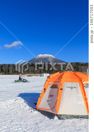 北海道_真冬の阿寒湖と雄阿寒岳の風景 106717083
