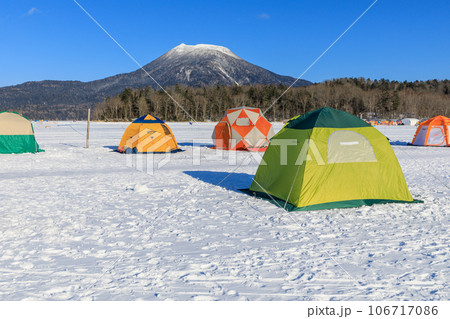 北海道_真冬の阿寒湖と雄阿寒岳の風景 106717086