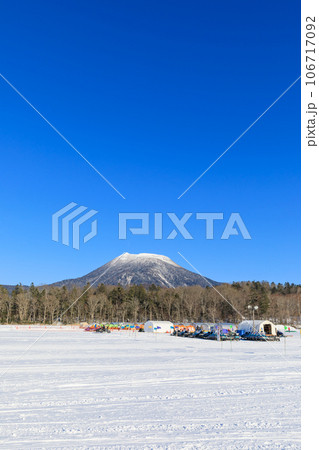 北海道_真冬の阿寒湖と雄阿寒岳の風景 106717092