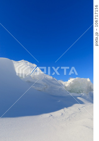北海道_真冬の阿寒湖に現れる御神渡りと雪紋の風景 106717156