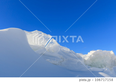 北海道_真冬の阿寒湖に現れる御神渡りと雪紋の風景 北海道_真冬の阿寒湖に現れる御神渡りと雪紋の風景 106717158