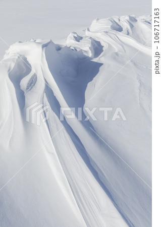 北海道_真冬の阿寒湖に現れる御神渡りと雪紋の風景 106717163