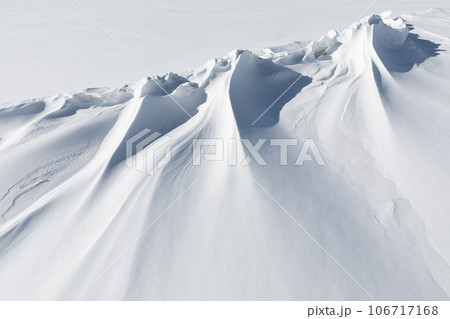 北海道_真冬の阿寒湖に現れる御神渡りと雪紋の風景 北海道_真冬の阿寒湖に現れる御神渡りと雪紋の風景 106717168