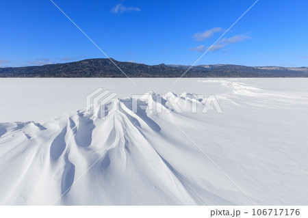 北海道_真冬の阿寒湖に現れる御神渡りと雪紋の風景 106717176
