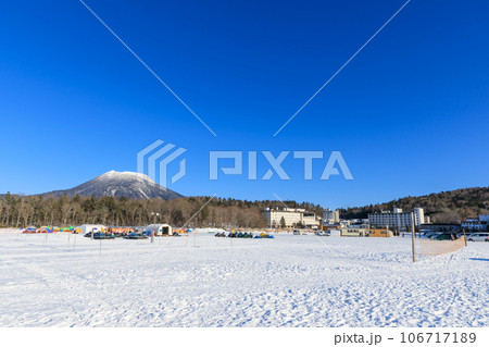 北海道_真冬の阿寒湖と雄阿寒岳の風景 北海道_真冬の阿寒湖と雄阿寒岳の風景 106717189