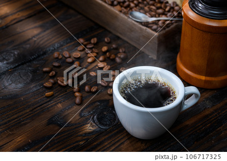 ホットコーヒー コーヒー ( 黒背景 ) ホットコーヒー コーヒー ( 黒背景 ) 106717325