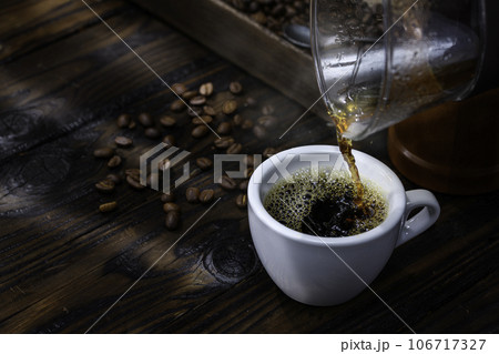 ホットコーヒー　コーヒー （ 黒背景 ）注ぐ 106717327