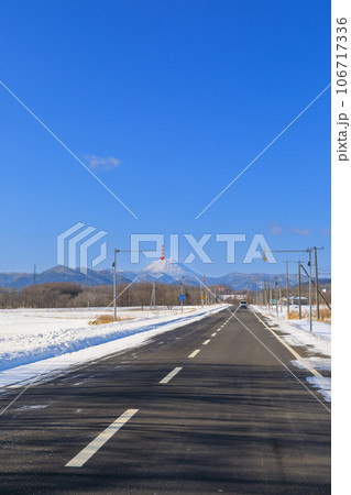 北海道_冬の直線道路の風景 106717336