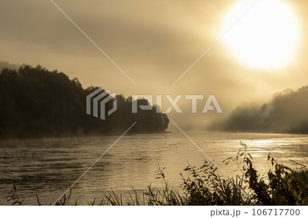 Morning fog on the surface of the river 106717700