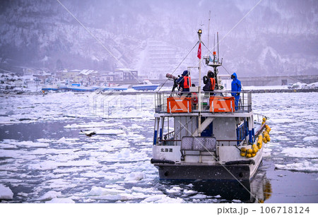 北海道の冬の海の船で写真を撮る人々 106718124