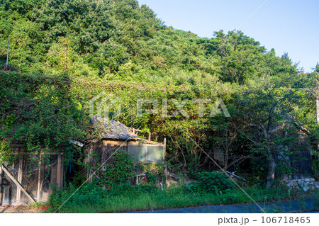 日本の香川県与島の古くてとても美しい建物 106718465
