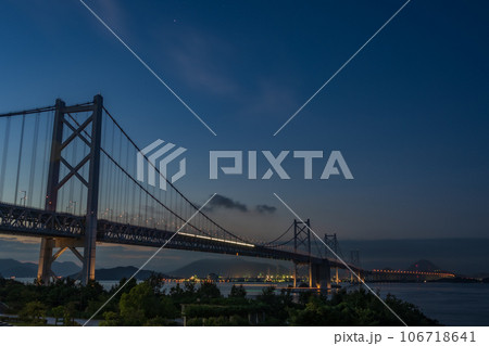 日本の香川県与島から見た瀬戸大橋と坂出の美しい風景 日本の香川県与島から見た瀬戸大橋と坂出の美しい風景 106718641