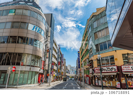 昼の松戸駅西口繁華街と雑居ビル 106718891