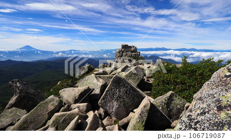 金峰山山頂からの五丈岩と富士山 106719087