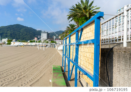 静岡県熱海市　熱海サンビーチの海水浴場に設置されたシャワー 106719195