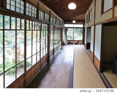 下関市長府庭園 書院造の石英ガラスと広い板と畳の廊下 下関市長府庭園 書院造の石英ガラスと広い板と畳の廊下 106719196