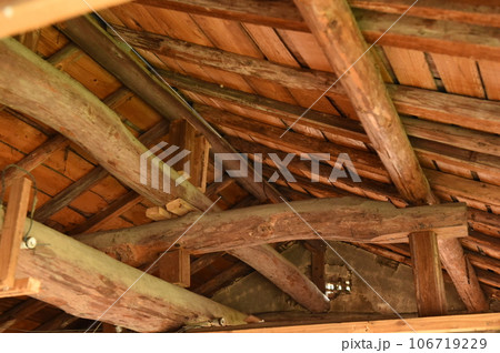 古い木造の木造建築 106719229