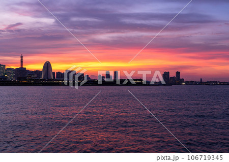《神奈川県》横浜みなとみらいの風景・夕焼け 《神奈川県》横浜みなとみらいの風景・夕焼け 106719345