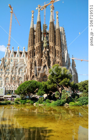 バルセロナの建築中のサグラダ・ファミリア 106719551